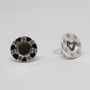 silverörhängen på vit bakgrund