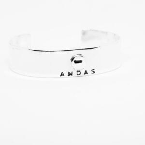 silverarmband med texten ANDAS på vit bakgrund
