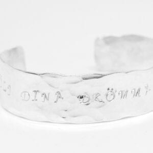 hamrat silverarmband med text på vit botten