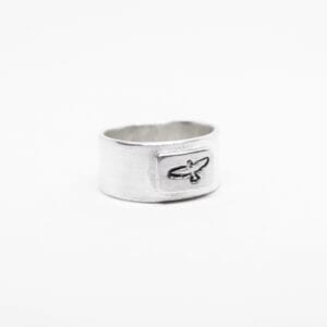 silverring med fågel på vit bakgrund