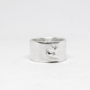 silverring med hjärta på vit botten