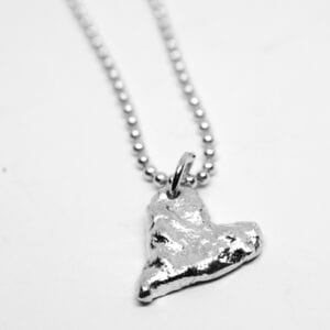 massivt silverhjärta på vit bakgrund