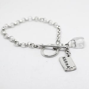 silverarmband md bricka med texten KARMA på vit bakgrund