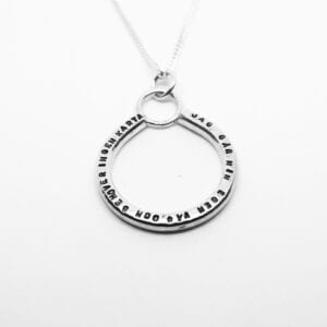 silverhalsband med text på vit botten