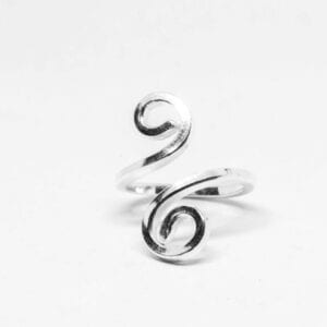 silverring med spiralform på vit botten