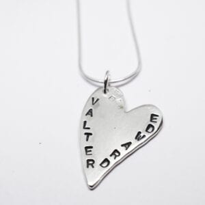 silverhjärta med namn på vit bakgrund