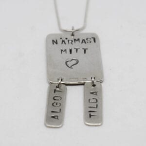 silverhalsband på vit bakgrund