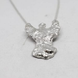 ängel i silver på vit bakgrund