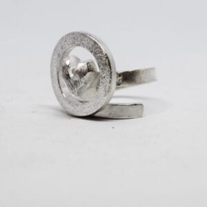 silverring med ring och hjärta på vit bakgrund