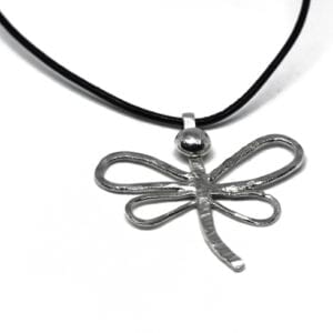 trollslända i silver på vit bakgrund