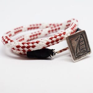 rödvit tamp med silverspänne på vit bakgrund