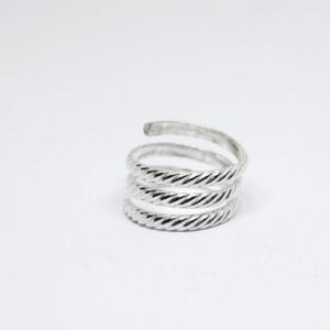 spiralring med mönster på vit bakgrund