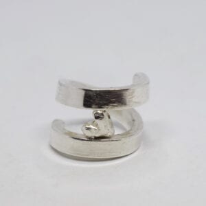 silverring med hjärta på vit bakgrund