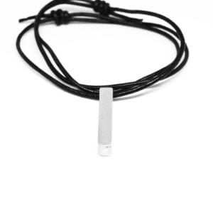 silverstav i läderrem med vit bakgrund