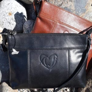 svart och brun skinnväska utomhus