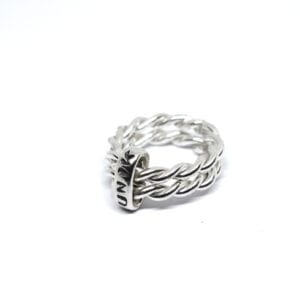 silverring med texten unik på vit botten