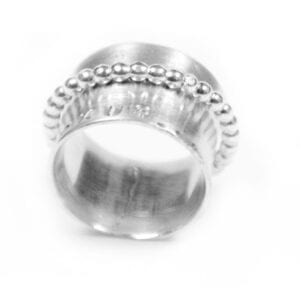 bred silverring med vit botten