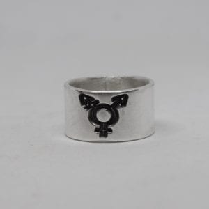 Bred silverring med transgendersymbol på vit botten