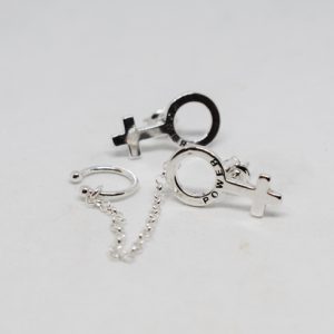 silverörhängen med symbolen för kvinna på vit bakgrund