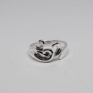 silverring i form av vågor på vit bakgrund