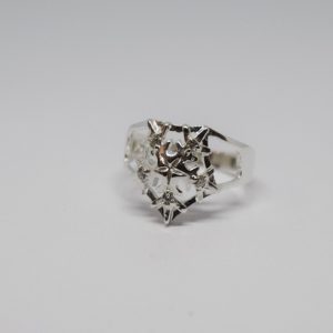 silverring i form av en snöflinga på vit bakgrund