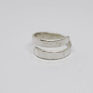 hamrad omlottring i silver på vit bakgrund