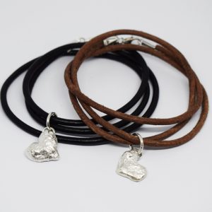 läderarmband i brunt och svart med hjärtan i silver